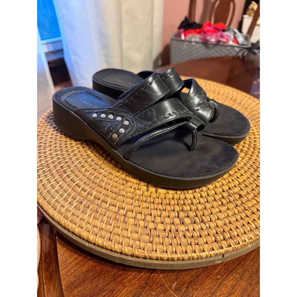 BareTraps Olexus Black Leather Studded Wedge Thong Sandals 8M BT-S1070